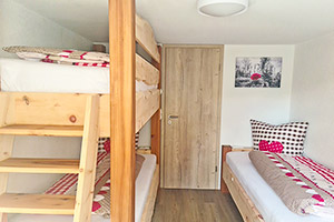 Kinderschlafzimmer mit Doppelstockbett und Einzelbett