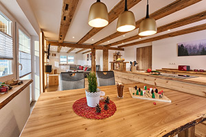Liebevoll eingerichteter Wohn- und Essbereich mit moderner Küche