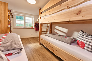 Kinderschlafzimmer mit Doppelstockbett und Einzelbett
