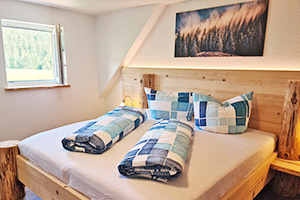 Schlafzimmer mit Doppelbett