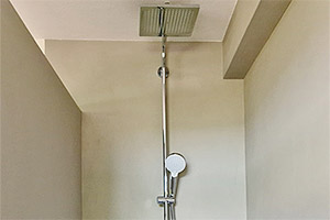 Bad mit Doppelwaschbecken und Regendusche