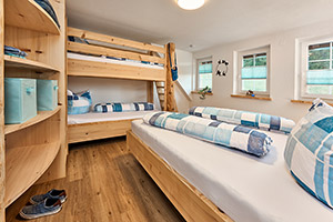Schlafzimmer mit Doppelbett und Etagenbett